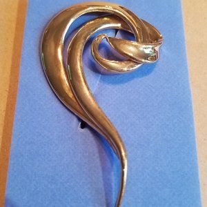 Gold Tone Swirl Pin